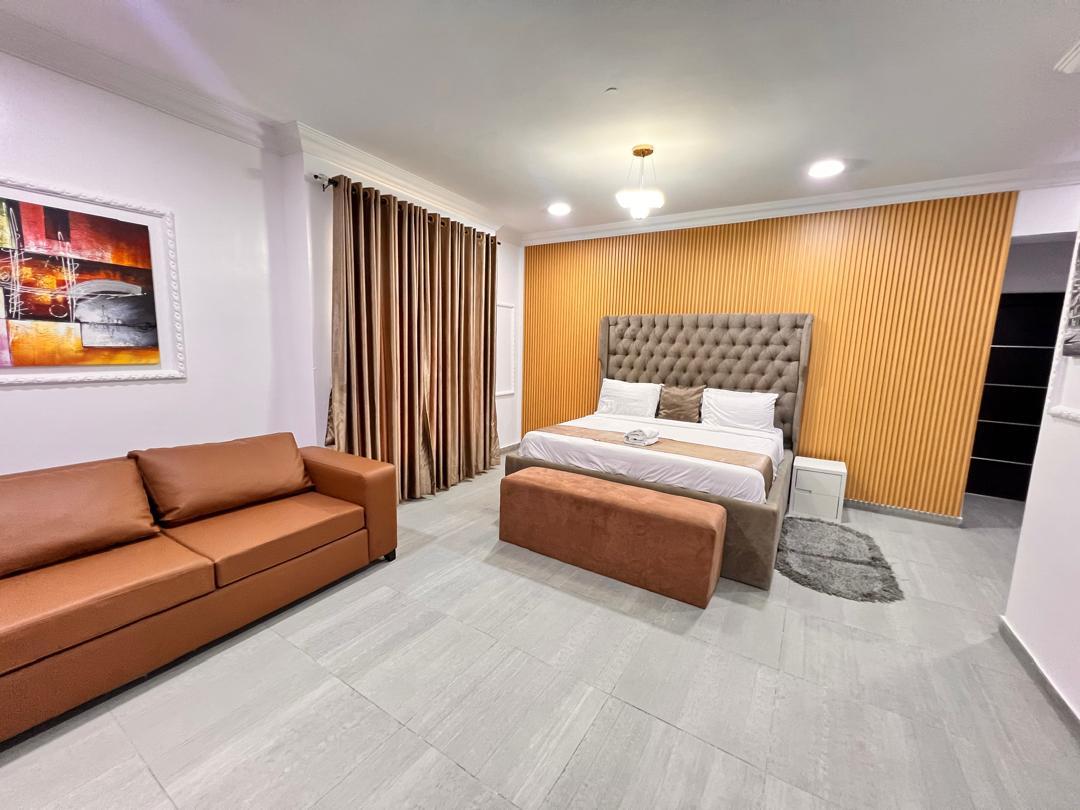 Coffee Apartment – Newly Renovated 3-Bedroom Shortlet with Pool & Snooker in a Secure and Serene Location, Oniru-2
