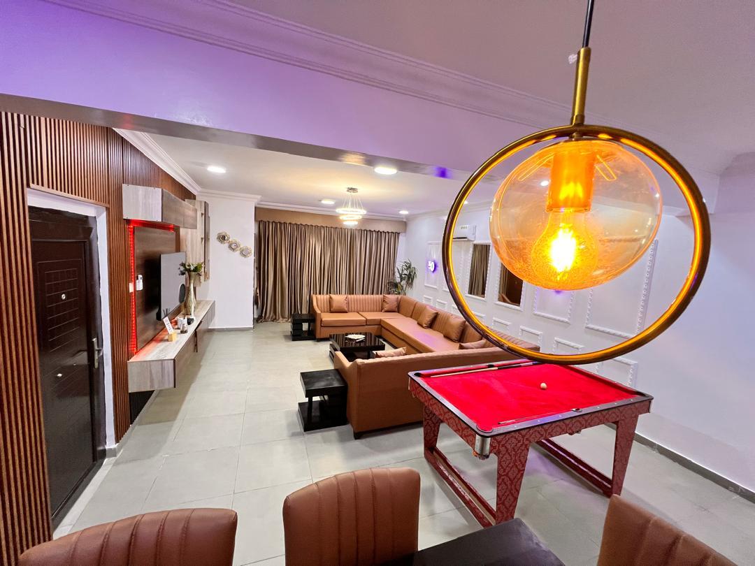 Coffee Apartment – Newly Renovated 3-Bedroom Shortlet with Pool & Snooker in a Secure and Serene Location, Oniru-1